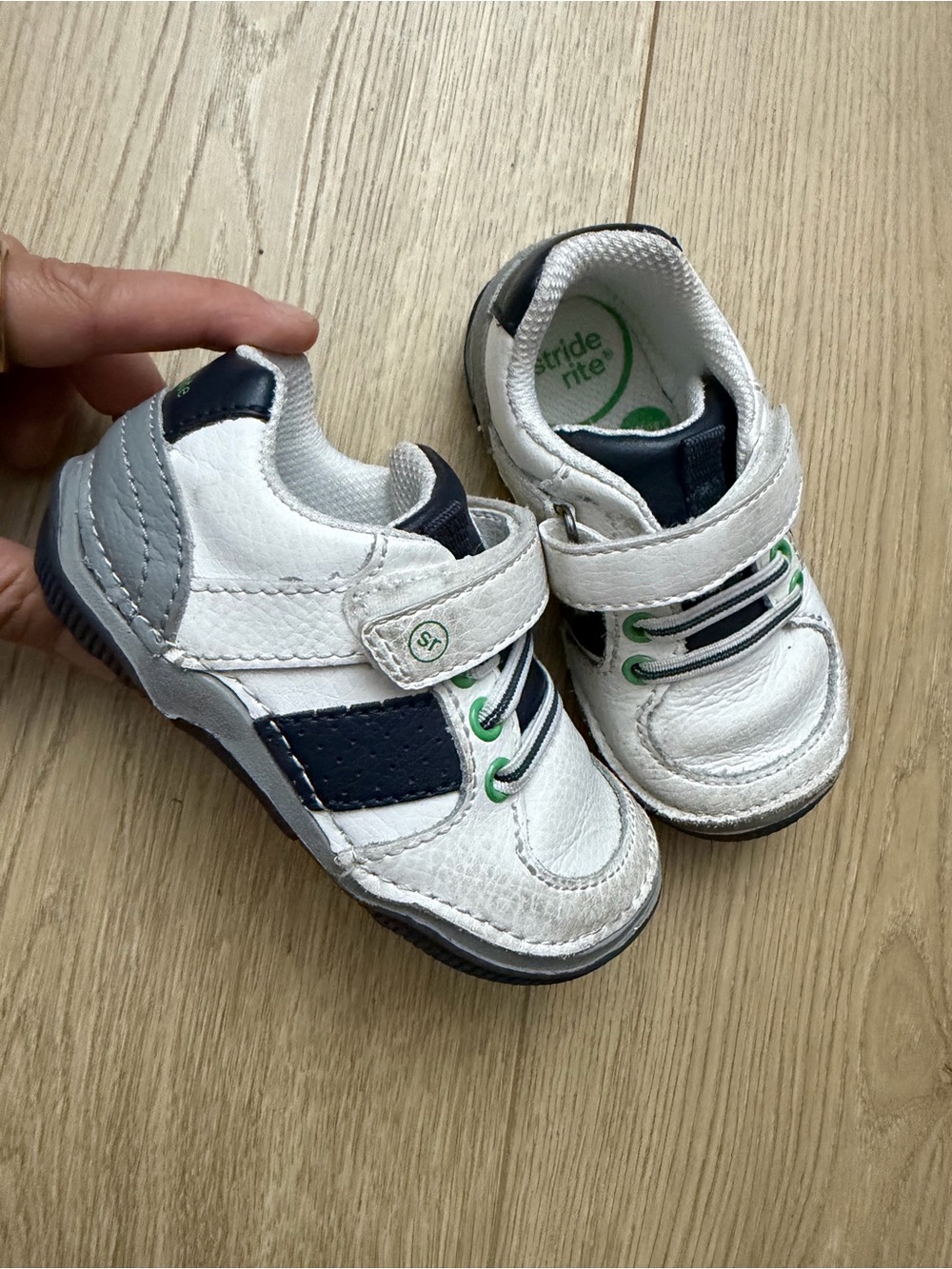 Stride Rite SRT- Wes White & Navy Toddler Sneakers size 5.5c toddler kids